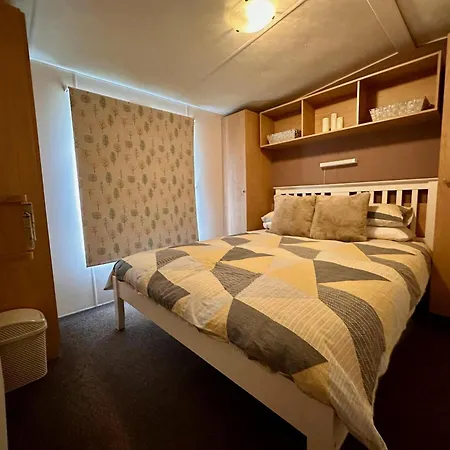 Great Caravan With Wifi And Decking At Dovercourt Holiday Park Ref 44006C Great Oakley  Exterior photo