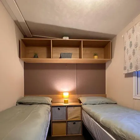Great Caravan With Wifi And Decking At Dovercourt Holiday Park Ref 44006C Great Oakley  Exterior photo
