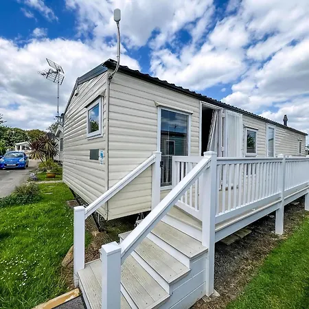 Great Caravan With Wifi And Decking At Dovercourt Holiday Park Ref 44006C Great Oakley  Exterior photo