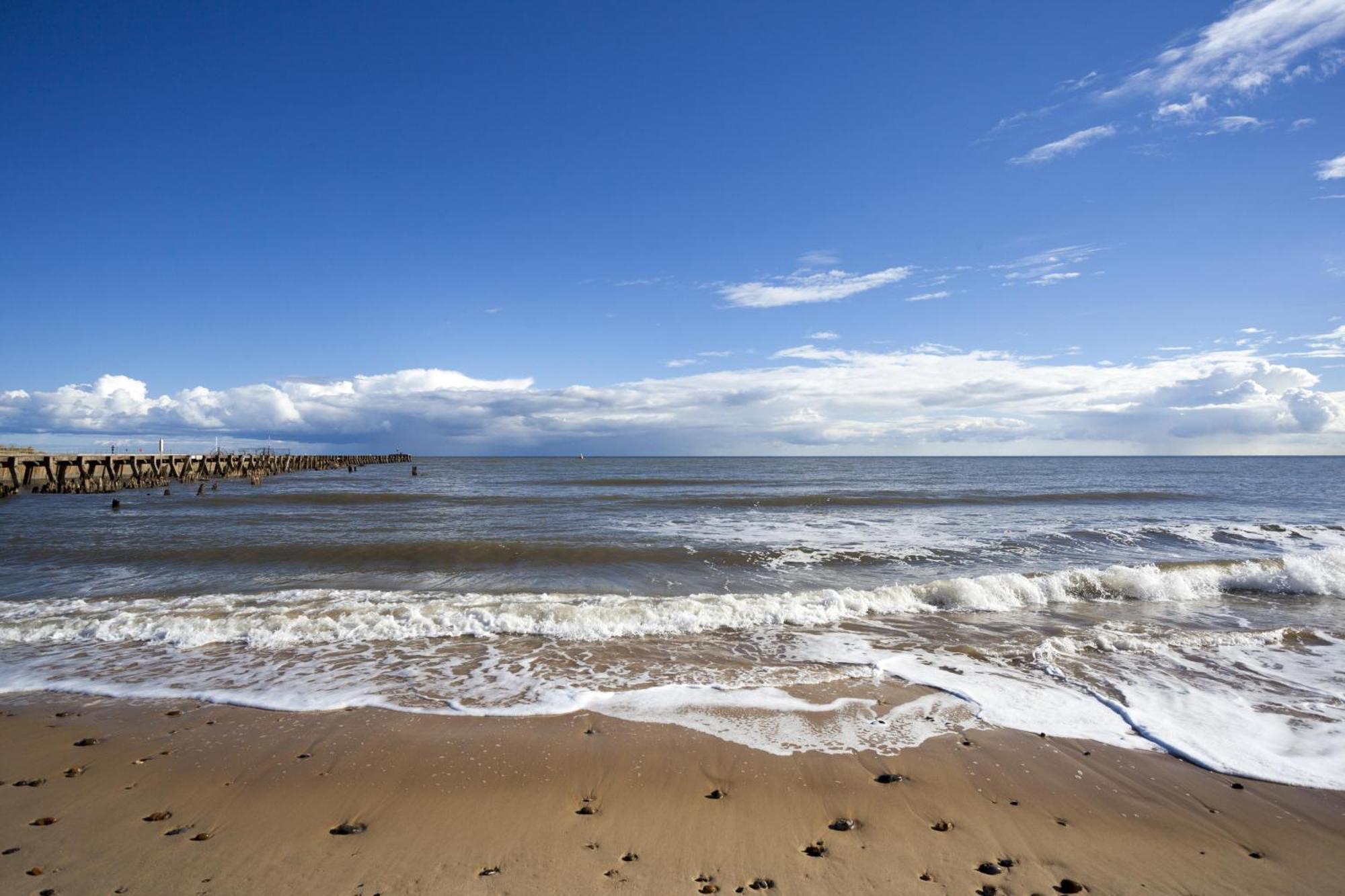 Great Caravan With Wifi And Decking At Dovercourt Ref 44806c Campsite *