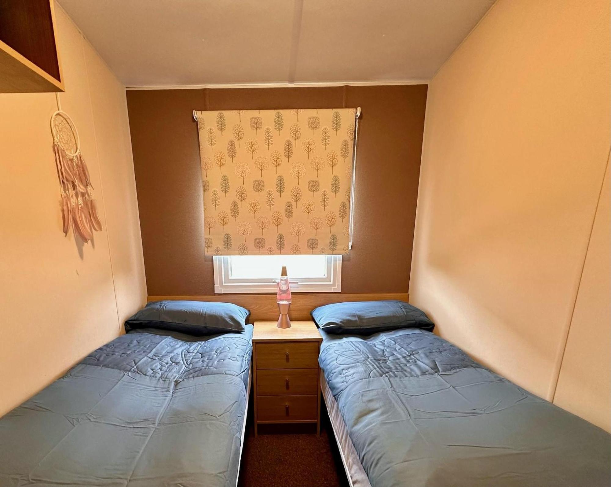 Great Caravan With Wifi And Decking At Dovercourt Ref 44806c *