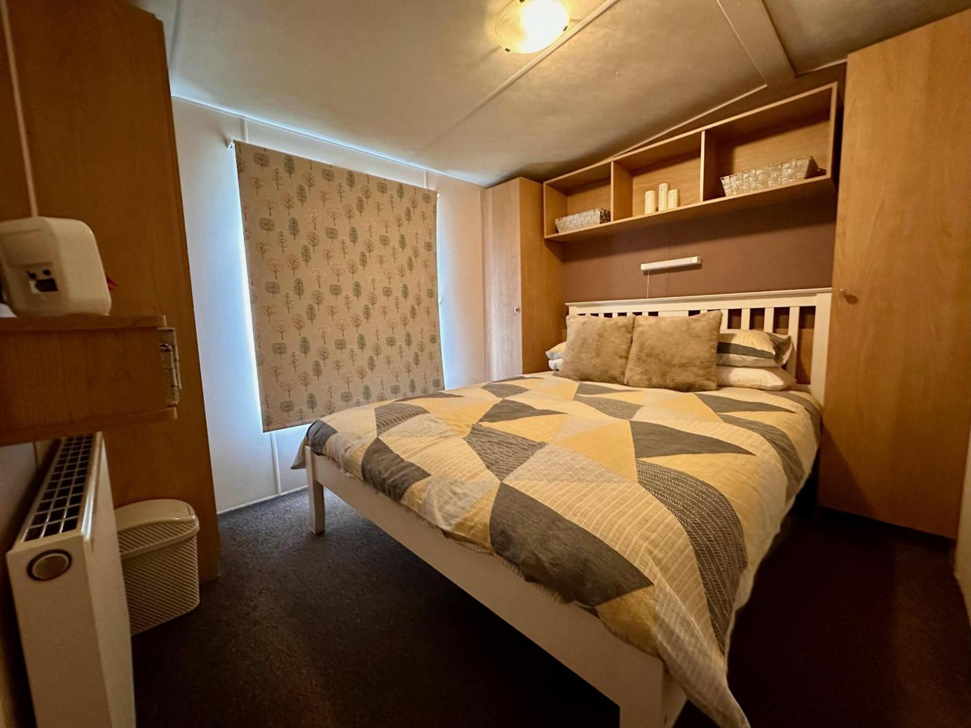 Great Caravan With Wifi And Decking At Dovercourt Ref 44806c Campsite Great Oakley (Essex)