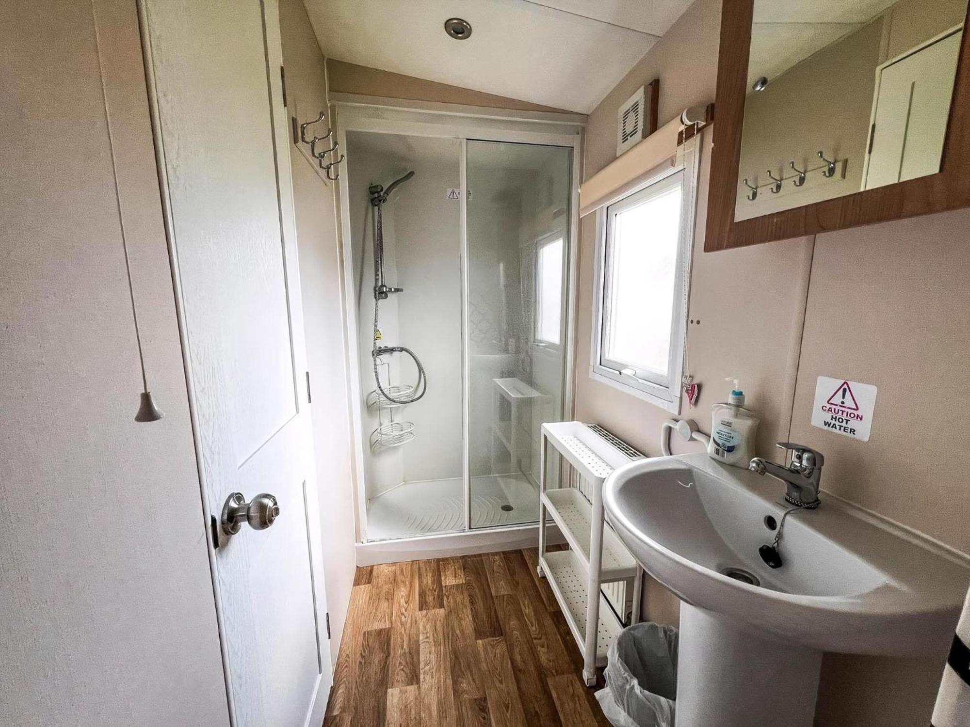 Great Caravan With Wifi And Decking At Dovercourt Ref 44806c Great Oakley (Essex)
