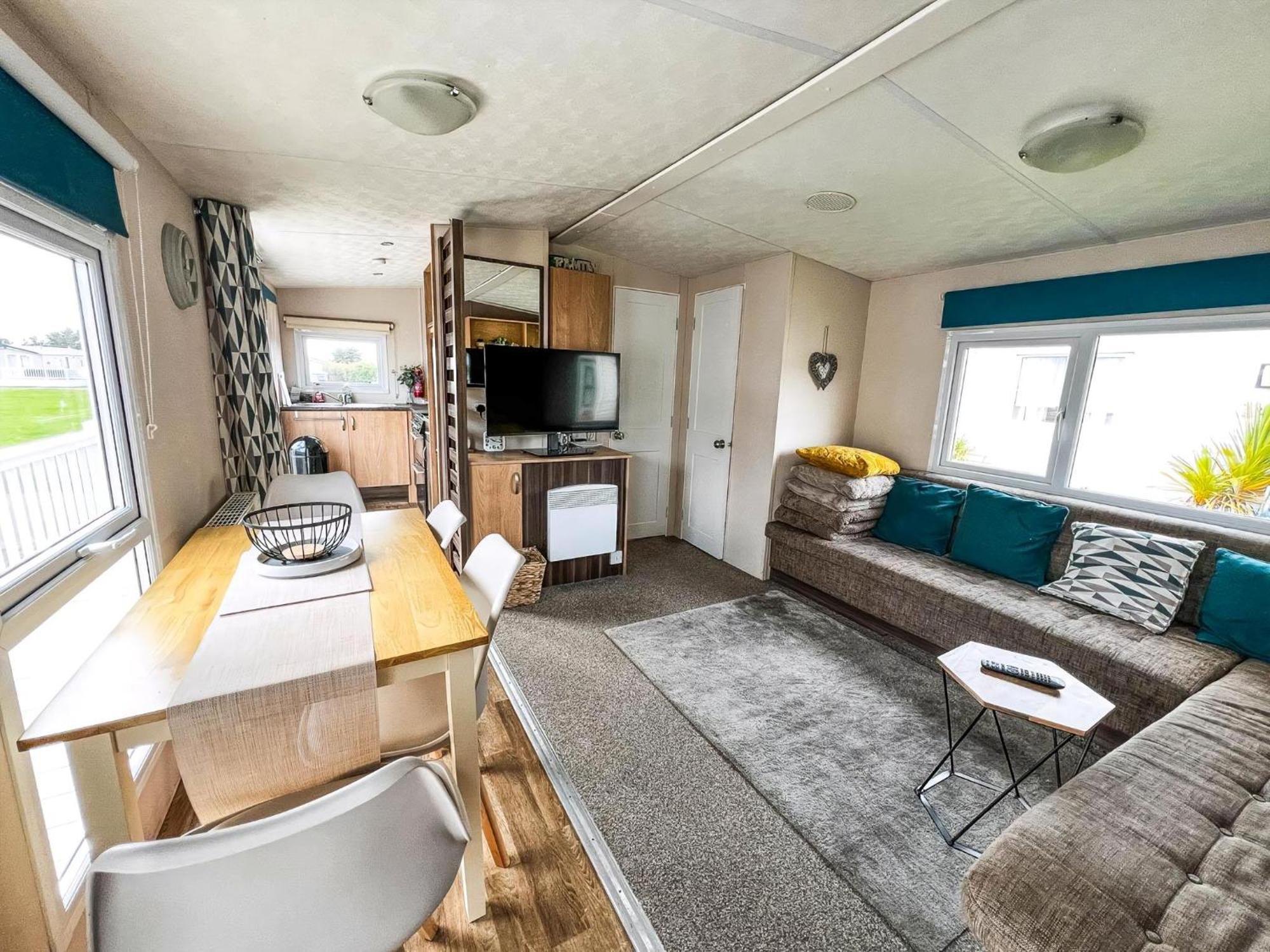 Campsite Great Caravan With Wifi And Decking At Dovercourt Ref 44806c *